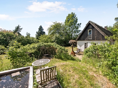 Det er en sand fornøjelse at byde velkommen til denne charmerende ejendom, der er opført i 1767 og byder på en idyllisk atmosfære ude såvel som inde.