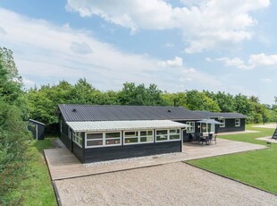 Aktivitetshus til 10 personer med legetårn, beachvolleybane, shelter samt bålplads beliggende Blomstervangen 151, Jegum Ferieland.