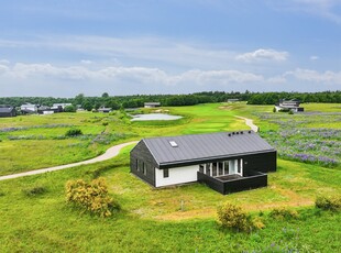 ÅBENT OG LYST SOMMERHUS I NATURSKØNNE OMGIVELSER TIDLIGERE EJET AF THOMAS BJØRN