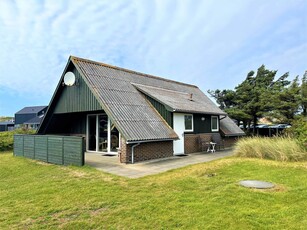 Dejligt feriehus med en fantastisk beliggenhed og indhegnet grund