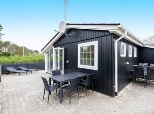 Pænt sommerhus med solrigt terrassemiljø og ugeneret grund