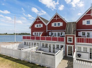 Pragtfuld lejlighed med sauna og unikt beliggende med fantastisk udsigt til Nykøbing Sj. Bugt i Isefjorden