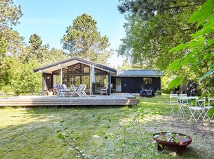 Rummeligt sommerhus på en smuk og rummelig grund