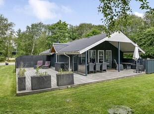 Flot sommerhus tæt på Blåvands byliv og natur