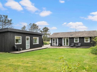 Lyst og venligt sommerhus på skøn naturgrund tæt på Vesterhavet