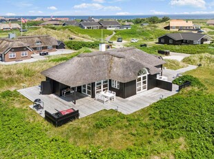 Stråtækt sommerhus med spa, sauna og stor naturgrund