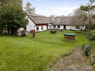 STRÅTÆKT, VEDLIGEHOLDT BONDEHUS NATURSKØNT BELIGGENDE VED STENLILLE