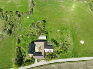 NATURSKØN BELIGGENHED MED 3 HA SKOV OG 2.5 HA JORD.