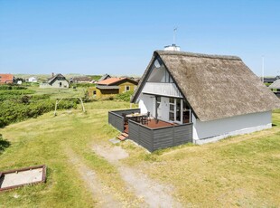 Dejligt og yderst vedligeholdt aktivitets sommerhus med en unik beliggenhed ved Henne Strand.