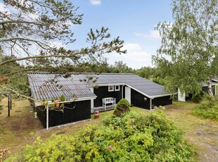 Velindrettet sommerhus nær børnevenlig badestrand i skønne Ålbæk