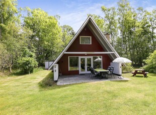 Godt sommerhus i 2 plan. Dejlig grund, med plads til leg