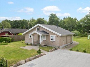 Hyggeligt sommerhus beliggende i dejligt sommerhusområde, med kun 600 meter til stranden via lukket sti.