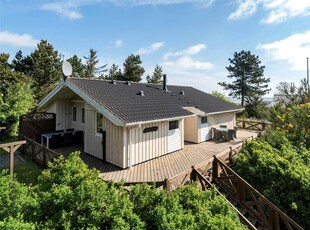 Idyllisk beliggende sommerhus med udsigt til Kattegat