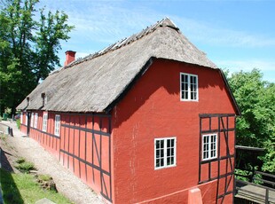 Lej den gamle, idylliske vandmølle på Broholm Slot på Sydfyn