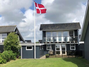 Lyst og indbydende sommerhus med udsigt over Ringkøbing Fjord