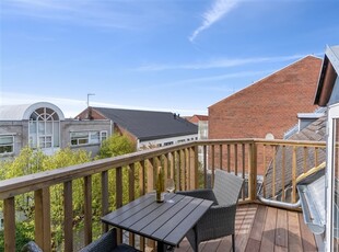 Møbleret penthouse-lejlighed med egen sydvendt terrasse i hjertet af Hørsholm