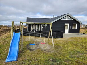 Moderne indrettet sommerhus med havkig og 200 meter til stranden