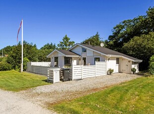 Skønt sommerhus med solrigt terrassemiljø i Bork Hytteby