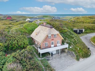 Sommerhus med super beliggenhed og meget tæt på stranden.