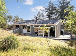 Stilfuldt sommerhus på fantastisk naturgrund i Tornby Strand