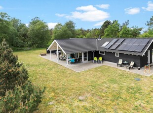 Stort kvalitetsommerhus med aktivitetsrum, spa og sauna