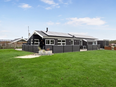 INDBYDENDE SOMMERHUS MED DEJLIG HAVE NÆR STRAND