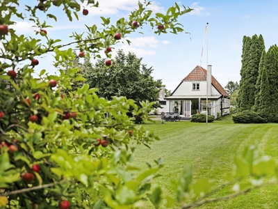 SKØN  SKFAMILIEVENLIG VILLA PÅ STOR GRUND