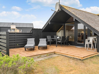 Hyggeligt sommerhus 250 meter fra Vesterhavet og Bjerregård Strand