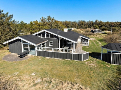 Hyggeligt sommerhus med dejlig poolafdeling tæt på Grønhøj Strand