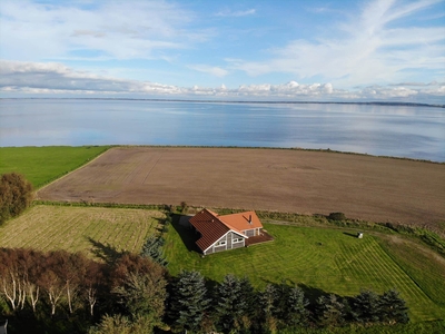 Skønt sommerhus på Jegindø – i 1. række til Limfjorden