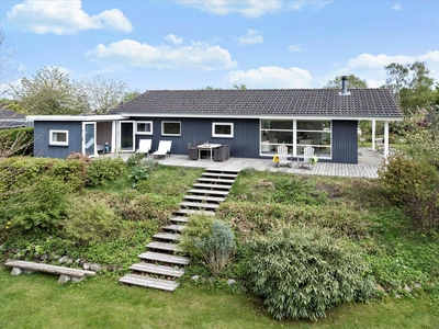 Velholdt sommerhus med skønne terrasser, stor have og tæt på Ajstrup Strand