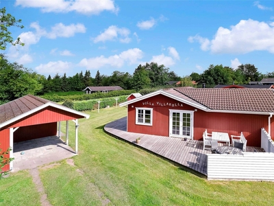 Charmerende sommerhus med dejlig solterrasse – god base for lystfiskere