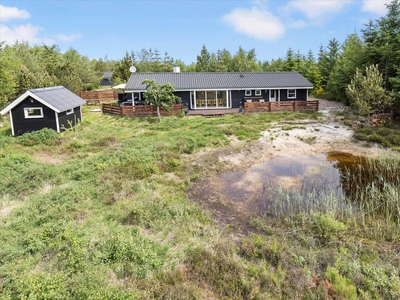 Flot og moderne sommerhus i smukke og rolige omgivelser ved Thorup Strand