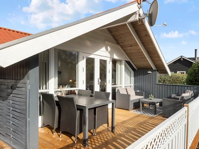 Pænt og velholdt sommerhus med spa, sauna og skøn solterrasse