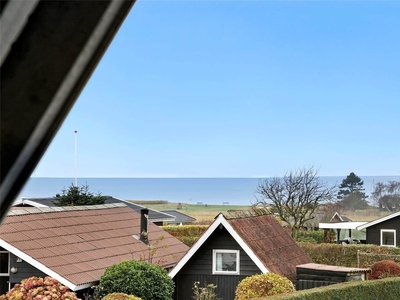 Sommerhus med havudsigt og skønne terrasser ved Skråstrup Strand