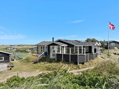 Stemningsfuldt sommerhus med jacuzzi og havudsigt