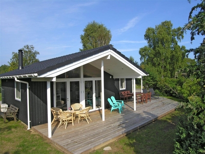 Superlækkert sommerhus på dejlig grund meget tæt på Rude Strand