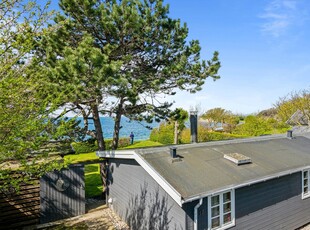 Ægte sommerhus stemning, med fantastisk og helt unik beliggenhed til havet ved Svinø Strand.