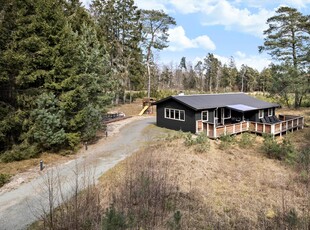 Indbydende sommerhus med god plads og tæt på strand