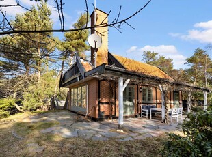 Lækkert bindingsværk sommerhus i hyggeligt naturområde og tæt på sandstrand