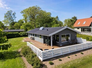 Hyggeligt sommerhus med sauna og spabad – tæt på både strand og golfbane