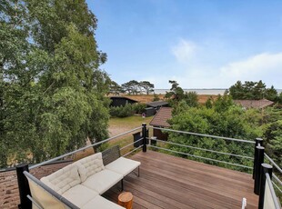 Særdeles hyggeligt sommerhus med skøn tagterrasse, meget nær stranden