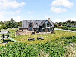 Stort sommerhus med swimmingpool og panoramaudsigt til havet