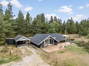 Dejligt sommerhus på kuperet naturgrund