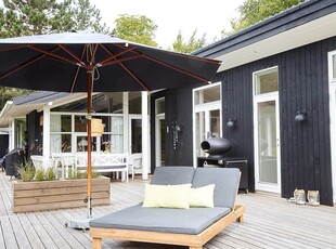 Fantastisk sommerhus med stor, skøn terrasse, beliggende i særdeles attraktivt område