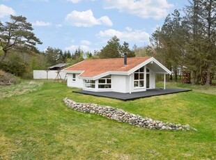 Klassisk sommerhus med badekar, brændeovn og solrige terrasser