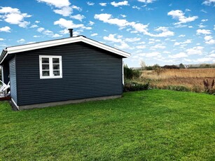 Renoveret sommerhus tæt på stranden – med udsigt til natur og vandløb