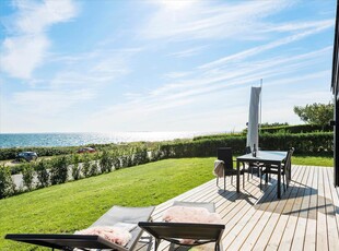 Spritnyt sommerhus i 1. række med panorama-havudsigt ved Ajstrup Strand