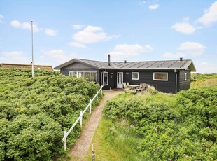 Velindrettet sommerhus på skøn klitgrund i Rindby