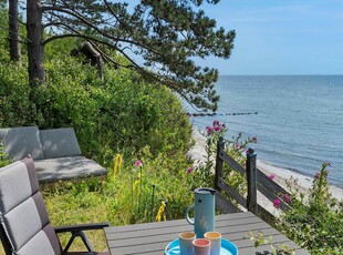 Virkelig dejligt hus med egen strandgrund og helt unik beliggenhed, ved Råbylille strand, på Møn.